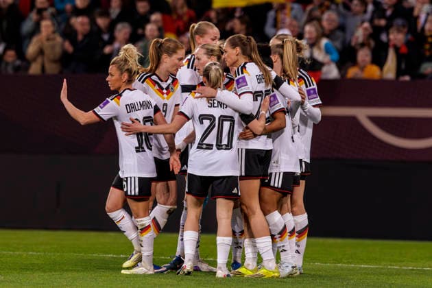 Dresden, Deutschland 03. März 2026: WM - Qualifikation Frauen - 2026 - Deutschland vs. Slowenien Im Bild: in der Traube Torschützin Vivien Endemann (GER) jubelt nach ihrem Tor zum 1:0 mit ihren Teamkolleginnen. DFB regulations prohibit any use of photographs as image sequences and or quasi-video Rudolf-Harbig-Stadion Sachsen Copyright: xFotostandx xSchäferx