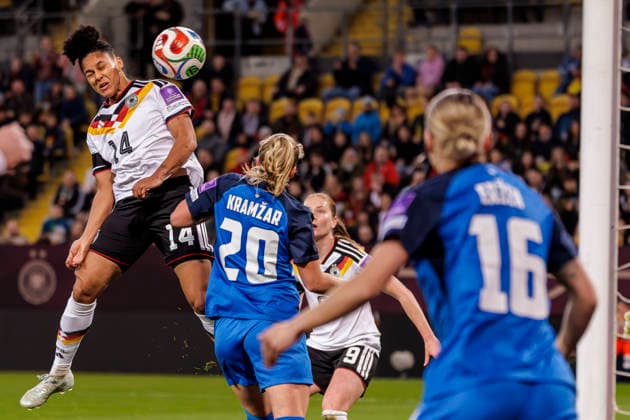 Dresden, Deutschland 03. März 2026: WM - Qualifikation Frauen - 2026 - Deutschland vs. Slowenien Im Bild: v. li. im Zweikampf Shekiera Martinez (GER) DFB regulations prohibit any use of photographs as image sequences and or quasi-video Rudolf-Harbig-Stadion Sachsen Copyright: xFotostandx xSchäferx