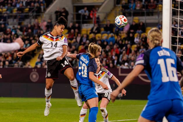 Dresden, Deutschland 03. März 2026: WM - Qualifikation Frauen - 2026 - Deutschland vs. Slowenien Im Bild: v. li. im Zweikampf Shekiera Martinez (GER) DFB regulations prohibit any use of photographs as image sequences and or quasi-video Rudolf-Harbig-Stadion Sachsen Copyright: xFotostandx xSchäferx