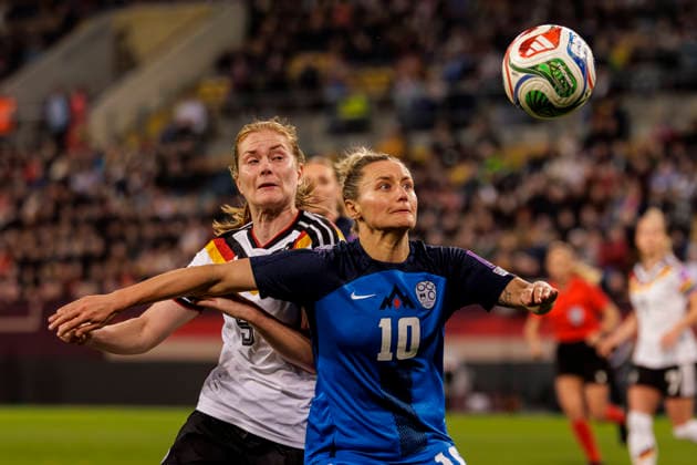 Dresden, Deutschland 03. März 2026: WM - Qualifikation Frauen - 2026 - Deutschland vs. Slowenien Im Bild: v. li. im Zweikampf Sjoeke Nüsken Nuesken (GER) und Dominika Conc (SLO) DFB regulations prohibit any use of photographs as image sequences and or quasi-video Rudolf-Harbig-Stadion Sachsen Copyright: xFotostandx xSchäferx