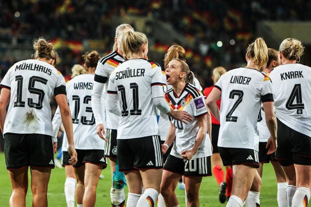Fussball, WM-Qualifikation Europa (Frauen) Saison 2026 Liga A Gruppe 4 - 1.Spieltag Deutschland - Slowenien 03.03.2026, Rudolf-Harbig-Stadion Dresden Torjubel Deutschland nach dem Tor zum 5-0 durch Lea Schüller (Deutschland, 11) die Spielerinnen freuen sich Dresden Rudolf-Harbig-Stadion Sachsen Deutschland