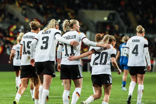 Fussball, WM-Qualifikation Europa (Frauen) Saison 2026 Liga A Gruppe 4 - 1.Spieltag Deutschland - Slowenien 03.03.2026, Rudolf-Harbig-Stadion Dresden Torjubel Deutschland nach dem Tor zum 5-0 durch Lea Schüller (Deutschland, 11) die Spielerinnen freuen sich Dresden Rudolf-Harbig-Stadion Sachsen Deutschland