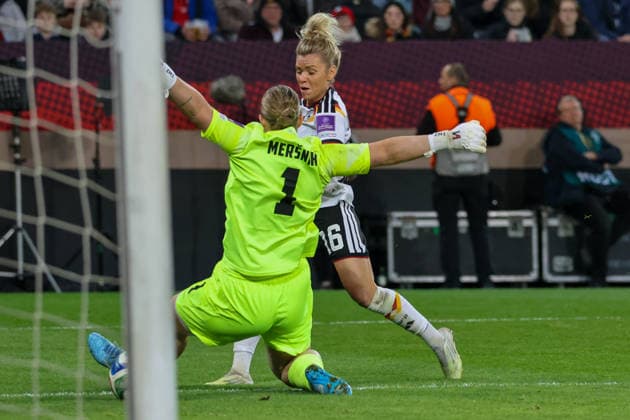 Dresden, Deutschland 03. März 2026: Länderspiel für Frauen WM-Qualifikation - Deutschland Frauen vs. Slowenien Frauen Im Bild: v.li. die Zweite Torschützin Linda Dallmann (Deutschland) macht das Tor zum 3:0 für Deutschland Copyright: HMBxMedia MadeleinexFantini