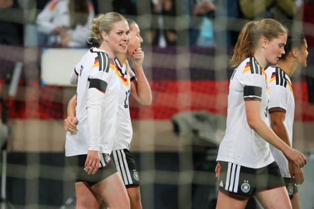 Dresden, Deutschland 03. März 2026: Länderspiel für Frauen WM-Qualifikation - Deutschland Frauen vs. Slowenien Frauen Im Bild: v.li. die Zweite Torschützin und Debütantin Larissa Mühlhaus Muehlhaus (Deutschland) macht das Tor zum 4:0 für Deutschland und jubelt mit Rebecca Knaak (Deutschland) und Sjoeke Nüsken Nuesken (Deutschland) Copyright: HMBxMedia MadeleinexFantini