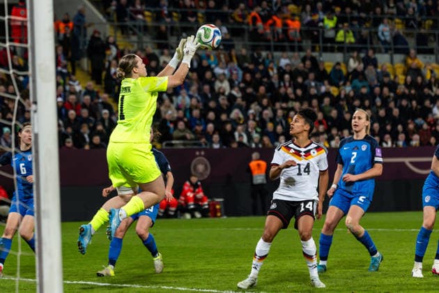 GER, UEFA-Qualifikation für die FIFA Frauenfussball-Weltmeisterschaft 2027, Deutschland - Slowenien. 03.03.2026, Rudolf-Harbig-Stadium, Dresden, GER, UEFA-Qualifikation für die FIFA Frauenfussball-Weltmeisterschaft 2027, Deutschland - Slowenien. Zala MerÅ¡nik (Slowenien 1) hält einen Schuss von Shekiera Martinez (Deutschland 14) Â