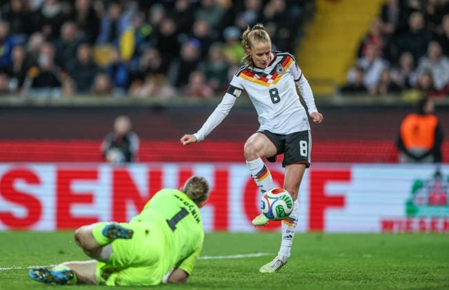 GER, Dresden, Deutschland vs Slowenien, Länderspiel, Fussball, FIFA, Spielzeit 2026 2027, WM-Qualifikation, Rudolf-Harbig-Stadion, 1. Spieltag im Bild v.l.: Zala MerÅ¡nik (Slowenien Frauen 1) muss zusehen wie Vivien Endemann (Deutschland Frauen 8) ein Tor erzielt, aber Abseits DFB DFL REGULATIONS PROHIBIT ANY USE OF PHOTOGRAPHS AS IMAGE SEQUENCES AND OR QUASI-VIDEO, 03.03.2026 Copyright: HMBxMedia HendrikxHamelau