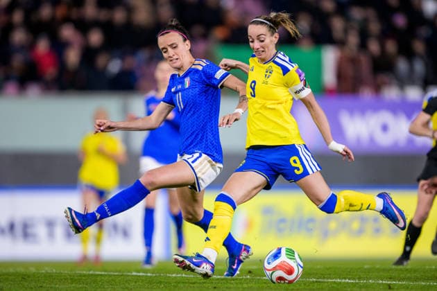 260303 Barbara Bonansea of Italy and Kosovare Asllani of Sweden during the Women s FIFA World Cup, WM, Weltmeisterschaft, Fussball Qualifier football match between between Italy and Sweden on March 3, 2026 in Reggio Calabria. Photo: Ludvig Thunman BILDBYRAN kod LT LT0780 fotboll football soccer fotball vm-kval kval fifa womens world cup qualifier qualifier italien italy sverige sweden dam bbeng Copyright: LUDVIGxTHUNMAN BB260303LT071