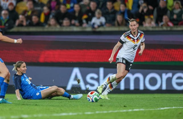 GER, Dresden, Deutschland vs Slowenien, Länderspiel, Fussball, FIFA, Spielzeit 2026 2027, WM-Qualifikation, Rudolf-Harbig-Stadion, 1. Spieltag im Bild v.l.: Kaja Eržen (Slowenien Frauen 16), Sarai Linder (Deutschland Frauen 2) DFB DFL REGULATIONS PROHIBIT ANY USE OF PHOTOGRAPHS AS IMAGE SEQUENCES AND OR QUASI-VIDEO, 03.03.2026 Copyright: HMBxMedia HendrikxHamelau