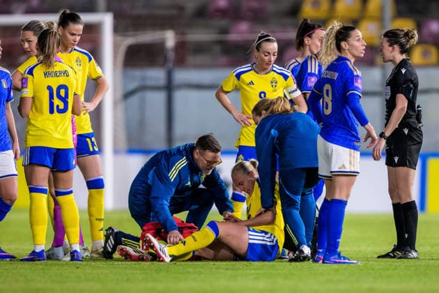 260303 Elma Junttila Nelhage of Sweden in pain during the Women s FIFA World Cup, WM, Weltmeisterschaft, Fussball Qualifier football match between between Italy and Sweden on March 3, 2026 in Reggio Calabria. Photo: Ludvig Thunman BILDBYRAN kod LT LT0780 fotboll football soccer fotball vm-kval kval fifa womens world cup qualifier qualifier italien italy sverige sweden dam bbeng Copyright: LUDVIGxTHUNMAN BB260303LT075