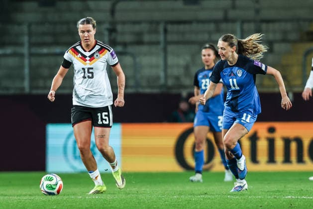 Fussball, WM-Qualifikation Europa (Frauen) Saison 2026 Liga A Gruppe 4 - 1.Spieltag Deutschland - Slowenien 03.03.2026, Rudolf-Harbig-Stadion Dresden Larissa Mühlhaus (Deutschland, 15) Lara Prasnikar (Slowenien, 11) Zweikampf Dresden Rudolf-Harbig-Stadion Sachsen Deutschland