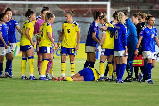 REGGIO CALABRIA, ITALIEN 20260303 Sveriges Elma Junttila Nelhage blir liggande efter en smäll under VM-kvalmatchen mellan Italien och Sverige pa Stadio Oreste Granillo i Reggio Calabria.