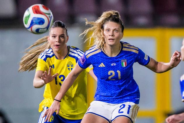 260303 Bella Andersson of Sweden and Michela Cambiaghi of Italy during the Women s FIFA World Cup, WM, Weltmeisterschaft, Fussball Qualifier football match between between Italy and Sweden on March 3, 2026 in Reggio Calabria. Photo: Ludvig Thunman BILDBYRAN kod LT LT0780 fotboll football soccer fotball vm-kval kval fifa womens world cup qualifier qualifier italien italy sverige sweden dam bbeng Copyright: LUDVIGxTHUNMAN BB260303LT080