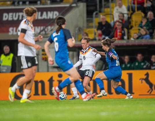 Fussball, Frauen, Saison 2025 2026, WM-Qualifikation in Dresden (Liga A, Gruppe 4), Deutschland - Slowenien, v.l. Larissa Mühlhaus (Deutschland), Kaja Korosec (Slowenien), Lisanne Gräwe (Deutschland), Sara Ketis (Slowenien), 03.03.2026, Copyright: xSebastianxRäppold MatthiasxKochx