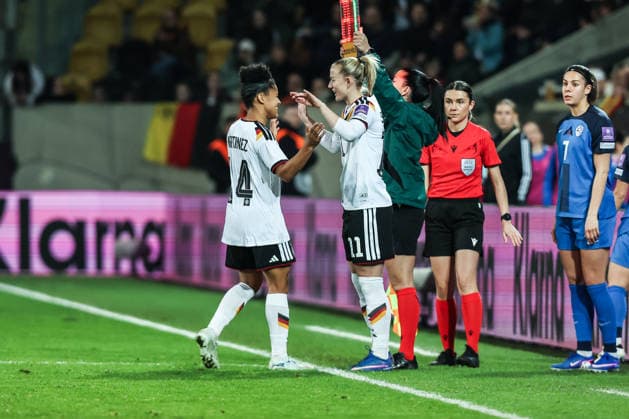 Fussball, WM-Qualifikation Europa (Frauen) Saison 2026 Liga A Gruppe 4 - 1.Spieltag Deutschland - Slowenien 03.03.2026, Rudolf-Harbig-Stadion Dresden Shekiera Martinez (Deutschland, 14) geht für Lea Schüller (Deutschland, 11) vom Spielfeld Dresden Rudolf-Harbig-Stadion Sachsen Deutschland