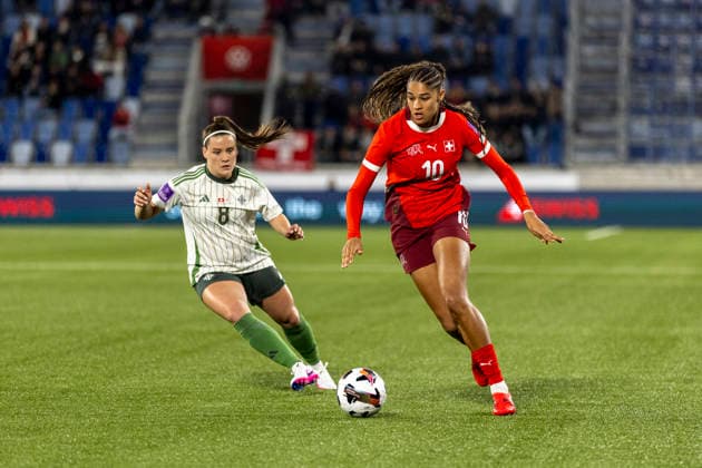 03 03 2026, Lausanne, Stade de la Tuiliere, Switzerland - Northern Ireland: World Cup Women s European Qualifiers, Sydney Schertenleib of Switzerland controls the ball under pressure from Megan Bell of Northern Ireland Lausanne Stade de la Tuiliere Vaud Switzerland Copyright: xJustPictures.ch PascalxKesselmarkx jp-en-PaKe-_62B0362