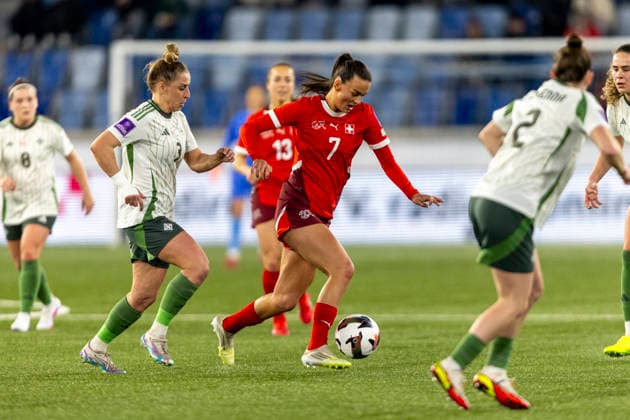 03 03 2026, Lausanne, Stade de la Tuiliere, Switzerland - Northern Ireland: World Cup Women s European Qualifiers, Riola Xhemaili of Switzerland controls the ball under pressure from Natalie Johnson of Northern Ireland Lausanne Stade de la Tuiliere Vaud Switzerland Copyright: xJustPictures.ch PascalxKesselmarkx jp-en-PaKe-_62A0586