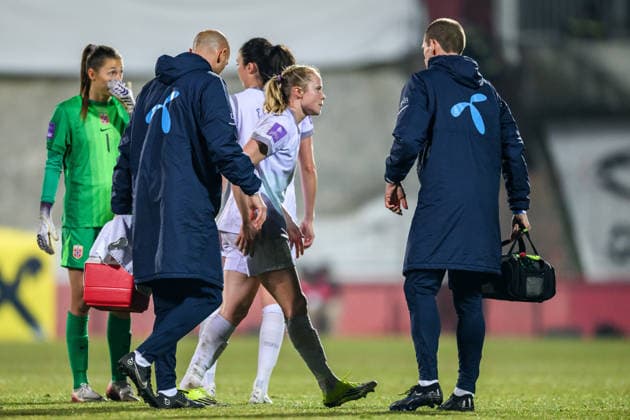 260303 Julie Blakstad of Norway receives medicinal treatment during the FIFA Women s World Cup Qualifier football match between Austria and Norway on March 3, 2026 in Vienna. Photo: Marius Simensen BILDBYRAN COP 238 MM0059 bbeng dam vm-kval vm-kvalifisering kvinner vm-kvalik football fotball fotboll landskamp soccer FIFA World Cup, WM, Weltmeisterschaft, Fussball qualifier norge norway austria osterrike depp skada Copyright: MARIUSxSIMENSEN BB260303BB252
