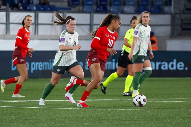 Megan Bell (Nordirland, 08) und Sydney Schertenleib (Schweiz, 10) im Laufduell , Schweiz, Fussball, UEFA WM-Qualifikation Frauen, Gruppe B 2, Schweiz vs. Nordirland, 03.03.2026, Lausanne Stade de la Tuiliere Schweiz Copyright: xGrantxHubbsx