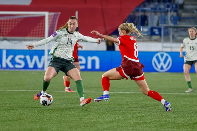 Lauren Wade (Nordirland, 14) und Nadine Riesen (Schweiz, 08) im Zweikampf , Schweiz, Fussball, UEFA WM-Qualifikation Frauen, Gruppe B 2, Schweiz vs. Nordirland, 03.03.2026, Lausanne Stade de la Tuiliere Schweiz Copyright: xGrantxHubbsx