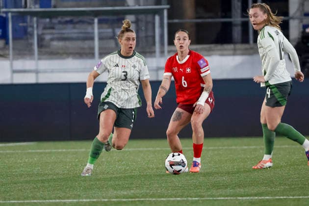Natalie Johnson (Nordirland, 03) und Geraldine Reuteler (Schweiz, 06) im Laufduell , Schweiz, Fussball, UEFA WM-Qualifikation Frauen, Gruppe B 2, Schweiz vs. Nordirland, 03.03.2026, Lausanne Stade de la Tuiliere Schweiz Copyright: xGrantxHubbsx