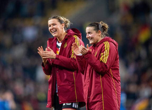 Fussball, Frauen, Saison 2025 2026, WM-Qualifikation in Dresden (Liga A, Gruppe 4), Deutschland - Slowenien, v.l. Larissa Mühlhaus (Deutschland), Carlotta Wamser (Deutschland), Jubel nach Abpfiff, 03.03.2026, Copyright: xSebastianxRäppold MatthiasxKochx