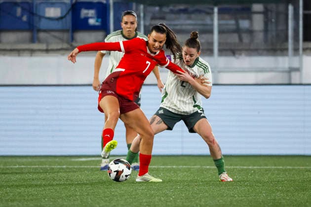 Riola Xhemaili (Schweiz, 07) und Rebecca McKenna (Nordirland, 02) im Zweikampf , Schweiz, Fussball, UEFA WM-Qualifikation Frauen, Gruppe B 2, Schweiz vs. Nordirland, 03.03.2026, Lausanne Stade de la Tuiliere Schweiz Copyright: xGrantxHubbsx