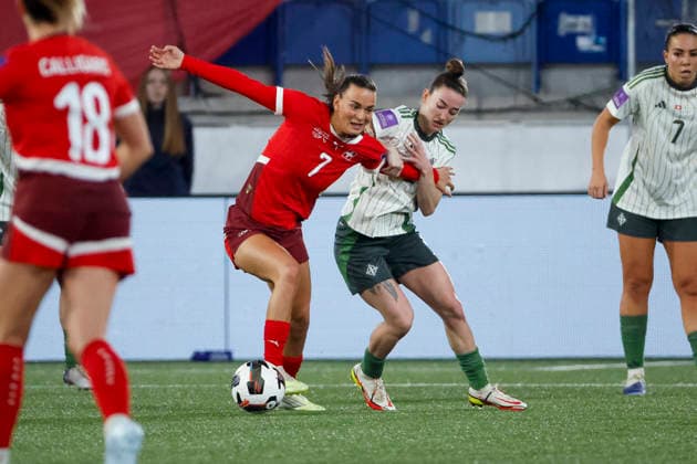 Riola Xhemaili (Schweiz, 07) und Rebecca McKenna (Nordirland, 02) im Zweikampf , Schweiz, Fussball, UEFA WM-Qualifikation Frauen, Gruppe B 2, Schweiz vs. Nordirland, 03.03.2026, Lausanne Stade de la Tuiliere Schweiz Copyright: xGrantxHubbsx