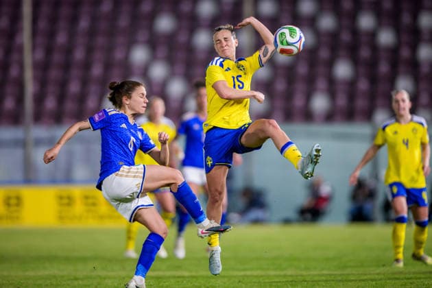 260303 Manuela Giugliano of Italy and Julia Zigiotti Olme of Sweden during the Women s FIFA World Cup, WM, Weltmeisterschaft, Fussball Qualifier football match between between Italy and Sweden on March 3, 2026 in Reggio Calabria. Photo: Ludvig Thunman BILDBYRAN kod LT LT0780 fotboll football soccer fotball vm-kval kval fifa womens world cup qualifier qualifier italien italy sverige sweden dam bbeng Copyright: LUDVIGxTHUNMAN BB260303LT113