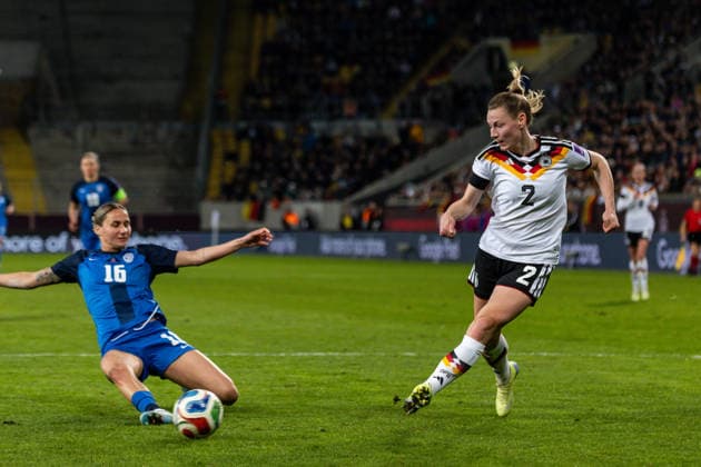 GER, UEFA-Qualifikation für die FIFA Frauenfussball-Weltmeisterschaft 2027, Deutschland - Slowenien. 03.03.2026, Rudolf-Harbig-Stadium, Dresden, GER, UEFA-Qualifikation für die FIFA Frauenfussball-Weltmeisterschaft 2027, Deutschland - Slowenien. Sarai Linder (Deutschland 2) im Zweikampf gegen Kaja ErÅ¾en (Slowenien 16) Â