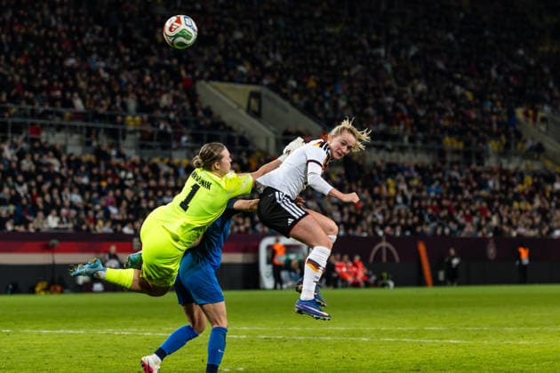 GER, UEFA-Qualifikation für die FIFA Frauenfussball-Weltmeisterschaft 2027, Deutschland - Slowenien. 03.03.2026, Rudolf-Harbig-Stadium, Dresden, GER, UEFA-Qualifikation für die FIFA Frauenfussball-Weltmeisterschaft 2027, Deutschland - Slowenien. Lea Schüller (Deutschland 11) im Zweikampf gegen Zala MerÅ¡nik (Slowenien 1) Â