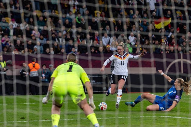 GER, UEFA-Qualifikation für die FIFA Frauenfussball-Weltmeisterschaft 2027, Deutschland - Slowenien. 03.03.2026, Rudolf-Harbig-Stadium, Dresden, GER, UEFA-Qualifikation für die FIFA Frauenfussball-Weltmeisterschaft 2027, Deutschland - Slowenien. Lea Schüller (Deutschland 11) im Zweikampf gegen Lana Golob (Slowenien 2) Â