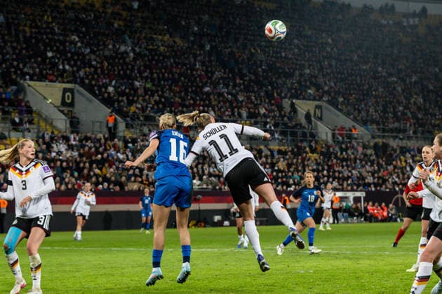 GER, UEFA-Qualifikation für die FIFA Frauenfussball-Weltmeisterschaft 2027, Deutschland - Slowenien. 03.03.2026, Rudolf-Harbig-Stadium, Dresden, GER, UEFA-Qualifikation für die FIFA Frauenfussball-Weltmeisterschaft 2027, Deutschland - Slowenien. Ann-Katrin Berger (Deutschland 1) im Zweikampf gegen Kaja ErÅ¾en (Slowenien 16) Â