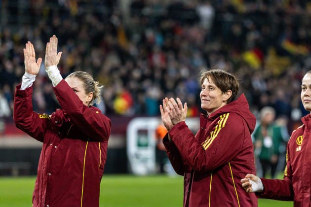 GER, UEFA-Qualifikation für die FIFA Frauenfussball-Weltmeisterschaft 2027, Deutschland - Slowenien. 03.03.2026, Rudolf-Harbig-Stadium, Dresden, GER, UEFA-Qualifikation für die FIFA Frauenfussball-Weltmeisterschaft 2027, Deutschland - Slowenien. Ann-Katrin Berger (Deutschland 1) bedankt sich bei den Fans Â