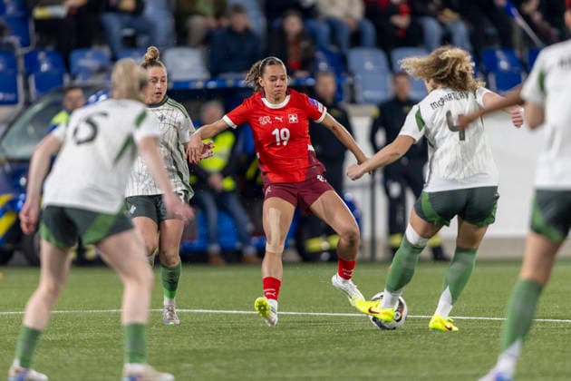 03 03 2026, Lausanne, Stade de la Tuiliere, Switzerland - Northern Ireland: World Cup Women s European Qualifiers, Iman Beney of Switzerland battles for the ball with Brenna McPartlan of Northern Ireland Lausanne Stade de la Tuiliere Vaud Switzerland Copyright: xJustPictures.ch PascalxKesselmarkx jp-en-PaKe-_62A0367