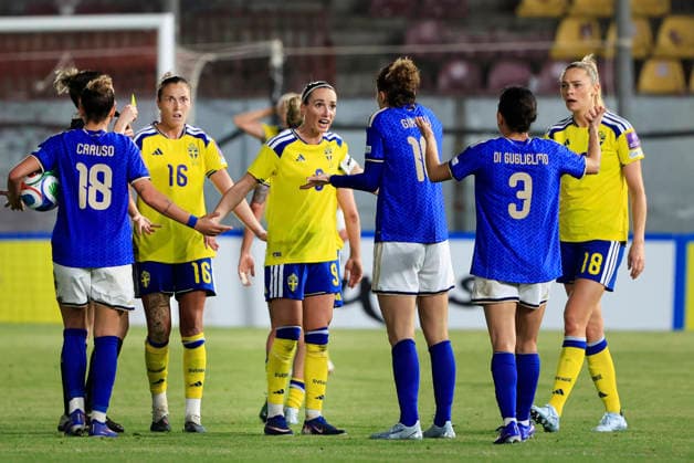 REGGIO CALABRIA, ITALIEN 20260303 Italiens Cristiana Girelli (mitten, 10) varnas och Sveriges Filippa Angeldahl, Kosovare Asllani och Fridolina Rolföär irriterade under VM-kvalmatchen mellan Italien och Sverige pa Stadio Oreste Granillo i Reggio Calabria.