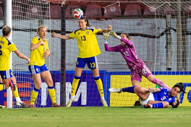 REGGIO CALABRIA, ITALIEN 20260303 Sveriges Bella Andersson nickar undan bollen framför malvakt Jennifer Falk under VM-kvalmatchen mellan Italien och Sverige pa Stadio Oreste Granillo i Reggio Calabria.
