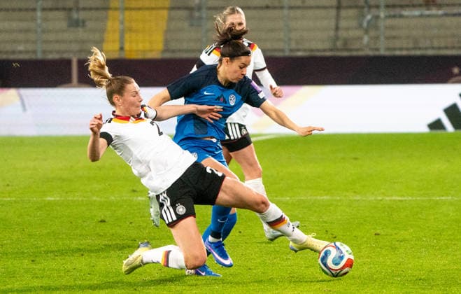 3.3..2026, Fußball, GER, Frauen, WM-Qualifikation, 1. Spieltag, Deutschland - Slowenien, Sarai Linder (Deutschland, li.) gegen Nina Kajzba (Slowenien, re.) Dresden Rudolf-Harbig-Stadion Sachsen Deutschland