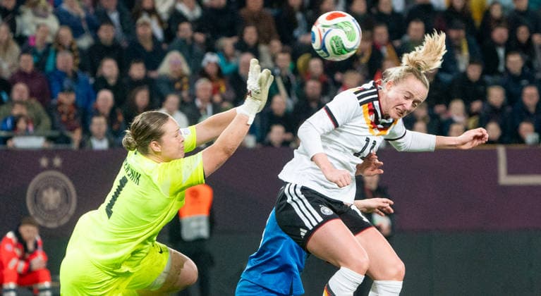 3.3..2026, Fußball, GER, Frauen, WM-Qualifikation, 1. Spieltag, Deutschland - Slowenien, Lea Schüller (Deutschland, re.) gegen Zala Mersnik (Slowenien, li.) Dresden Rudolf-Harbig-Stadion Sachsen Deutschland