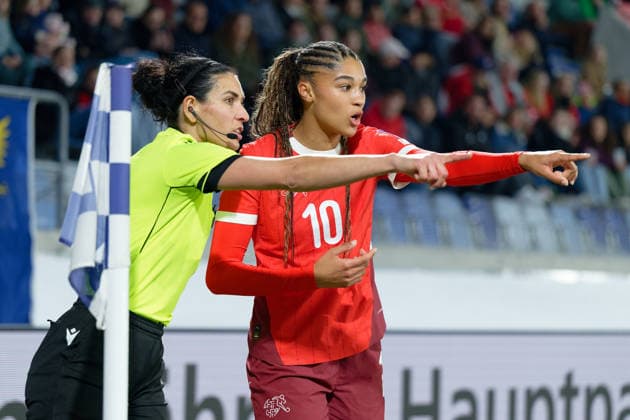 Lausanne, Switzerland - March 03 : Amina Gutschi assistant referee speaks with Sydney Schertenleib of Switzerland during the FIFA Women s World Cup 2027 Qualifiers match between Switzerland and Northern Ireland at Stade de la Tuiliere on March 03 , 2026 in Lausanne, Switzerland. (Photo by Giuseppe Velletri SPP) Copyright: xGiuseppexVelletrix xSPPx Sportspressphoto_SPR100632