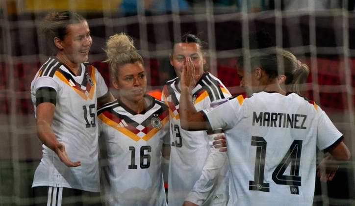 3.3..2026, Fußball, GER, Frauen, WM-Qualifikation, 1. Spieltag, Deutschland - Slowenien, Larissa Mühlhaus (Deutschland, li.), Linda Dallmann (Deutschland, 2.v.li.), Carlotta Wasser (Deutschland, 2.v.re.) und Shekiera Martinez (Deutschland, re.) jubeln über den Treffer zum 4.0. Dresden Rudolf-Harbig-Stadion Sachsen Deutschland