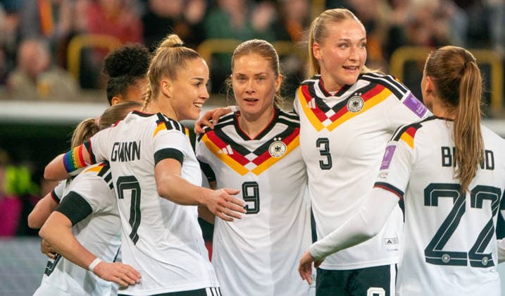 3.3..2026, Fußball, GER, Frauen, WM-Qualifikation, 1. Spieltag, Deutschland - Slowenien, Die deutschen Fußballerinnen bejubeln ein Tor. Jule Brand (Deutschland, re.), Camilla Küver (Deutschland, 2.v.re.), Sjoeke Nüsken (Deutschland, 3.v.re.) und Giulia Gwinn (Deutschland, 4.v.re.) Dresden Rudolf-Harbig-Stadion Sachsen Deutschland