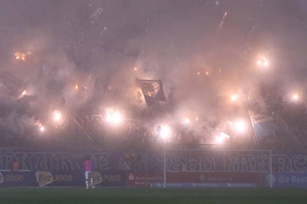 Die Fans des TSV 1860 Muenchen veranstalten während der Spielunterbrechung eine Pyroshow, Bengalo, Bengalos, Feuerwerk, flare, Fans, Publikum, Zuschauer, Stimmung, Atmosphaere, Stadion, 03.03.2026, München (Deutschland), Fussball, 3. Liga, TSV 1860 München - FC Erzgebirge Aue, DFB DFL REGULATIONS PROHIBIT ANY USE OF PHOTOGRAPHS AS IMAGE SEQUENCES AND OR QUASI-VIDEO. *** The fans of TSV 1860 Muenchen organize a pyroshow, Bengalo, Bengalos, fireworks, flare, fans, audience, spectators, mood, atmosphere, stadium, 03 03 2026, Munich Germany , Football, 3 Liga, TSV 1860 München FC Erzgebirge Aue, DFB DFL REGULATIONS PROHIBIT ANY USE OF PHOTOGRAPHS AS IMAGE SEQUENCES AND OR QUASI VIDEO xslx