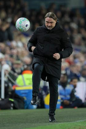 Leeds United v Sunderland - Premier League Daniel Farke Manager of Leeds United controles the ball on the side line before the Premier League match between Leeds United and Sunderland at Elland Road on March 3, 2026 in Leeds, England. WARNING! This Photograph May Only Be Used For Newspaper And Or Magazine Editorial Purposes. May Not Be Used For Publications Involving 1 player, 1 Club Or 1 Competition Without Written Authorisation From Football DataCo Ltd. For Any Queries, Please Contact Football DataCo Ltd on +44 (0) 207 864 9121 Leeds Elland Road England United Kingdom Copyright: xAllstarxPicturexLibraryxLtdx