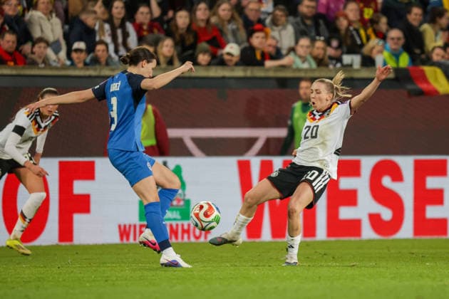 03.03.2026, xgrfx, Fussball WM Qualifikation , Deutschland Frauen - Slowenien Frauen v.l. Sara Agrez (Slowenien), Elisa Senß (Deutsche Frauennationalmannschaft) (DFL DFB REGULATIONS PROHIBIT ANY USE OF PHOTOGRAPHS as IMAGE SEQUENCES and or QUASI-VIDEO) Dresden