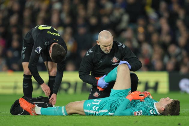 Leeds United v Sunderland - Premier League Melker Ellborg, goalkeeper of Sunderland is treated for injury during the Premier League match between Leeds United and Sunderland at Elland Road on March 3, 2026 in Leeds, England. WARNING! This Photograph May Only Be Used For Newspaper And Or Magazine Editorial Purposes. May Not Be Used For Publications Involving 1 player, 1 Club Or 1 Competition Without Written Authorisation From Football DataCo Ltd. For Any Queries, Please Contact Football DataCo Ltd on +44 (0) 207 864 9121 Leeds Elland Road England United Kingdom Copyright: xAllstarxPicturexLibraryxLtdx