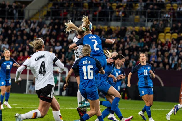GER, UEFA-Qualifikation für die FIFA Frauenfussball-Weltmeisterschaft 2027, Deutschland - Slowenien. 03.03.2026, Rudolf-Harbig-Stadium, Dresden, GER, UEFA-Qualifikation für die FIFA Frauenfussball-Weltmeisterschaft 2027, Deutschland - Slowenien. Camilla Küver (Deutschland 3) im Zweikampf gegen Lana Golob (Slowenien 2) Â