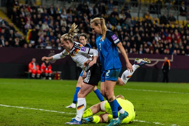 GER, UEFA-Qualifikation für die FIFA Frauenfussball-Weltmeisterschaft 2027, Deutschland - Slowenien. 03.03.2026, Rudolf-Harbig-Stadium, Dresden, GER, UEFA-Qualifikation für die FIFA Frauenfussball-Weltmeisterschaft 2027, Deutschland - Slowenien. Lea Schüller (Deutschland 11) im Zweikampf gegen Lana Golob (Slowenien 2) Â