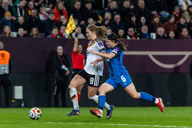 GER, UEFA-Qualifikation für die FIFA Frauenfussball-Weltmeisterschaft 2027, Deutschland - Slowenien. 03.03.2026, Rudolf-Harbig-Stadium, Dresden, GER, UEFA-Qualifikation für die FIFA Frauenfussball-Weltmeisterschaft 2027, Deutschland - Slowenien. Sjoeke Nüsken (Deutschland 9) im Zweikampf gegen Kaja KoroÅ¡ec (Slowenien 6) Â