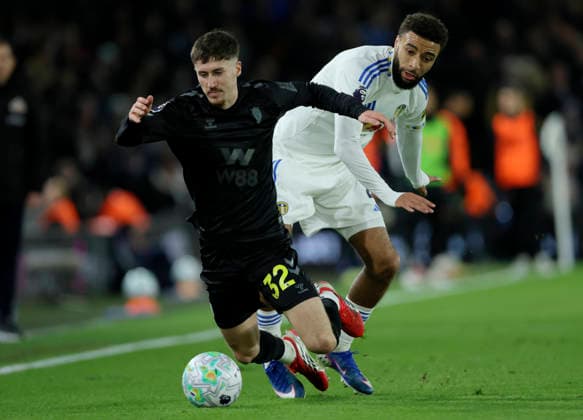 Leeds United v Sunderland - Premier League Trai Hume of Sunderland and Jayden Bogle of Leeds United challenge during the Premier League match between Leeds United and Sunderland at Elland Road on March 3, 2026 in Leeds, England. WARNING! This Photograph May Only Be Used For Newspaper And Or Magazine Editorial Purposes. May Not Be Used For Publications Involving 1 player, 1 Club Or 1 Competition Without Written Authorisation From Football DataCo Ltd. For Any Queries, Please Contact Football DataCo Ltd on +44 (0) 207 864 9121 Leeds Elland Road England United Kingdom Copyright: xAllstarxPicturexLibraryxLtdx