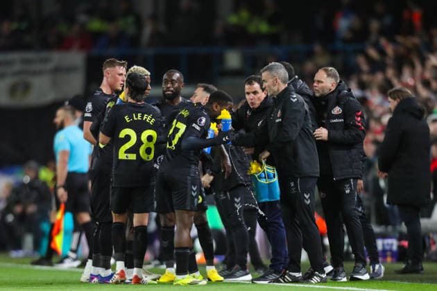 Leeds United v Sunderland, Premier League Sunderland Manager Regis Le Bris speaks with his players while Of Sunderland receives treatment during the Leeds United v Sunderland Premier League match at Elland Road, Leeds, England on 3 March 2026 Credit: Lee Keuneke Every Second Media Editorial use only. All images are copyright Every Second Media Limited. No images may be reproduced without prior permission. All rights reserved. Premier League and Football League images are subject to licensing agreements with Football DataCo Limited. see https: www.football-dataco.com Copyright: xIMAGO EveryxSecondxMediax ESM-1836-0039 LeexKeunekex xEveryxSecondxMediax